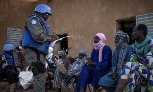 Des policiers de l'ONU au Mali discutent avec la population lors d'une patrouille dans les rues de Menaka, dans le nord du pays.