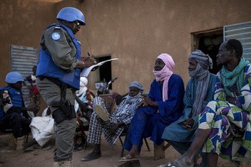 Kundi la maafisa polisi wa UN waliopo ujumbe wa UN wa kuweka utulivu nchini Mali, MINUSMA, wakizungumza na raia wakati wa doria mjini Menaka, kaskazini mwa Mali.