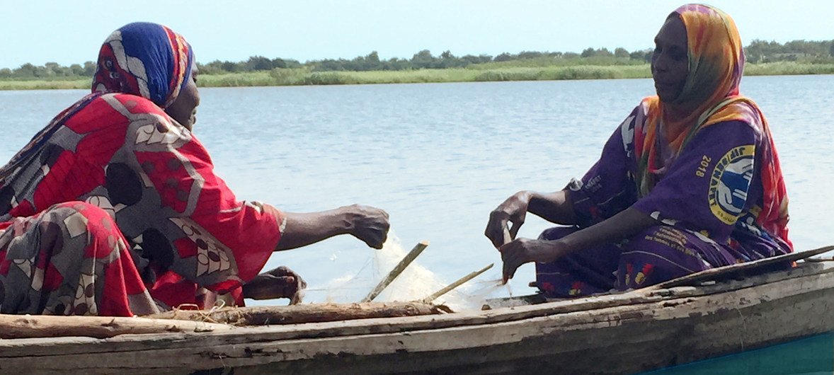 Sur le lac Tchad, des pêcheuses comme Falmata Mboh Ali (à droite) travaillent dur pour subvenir aux besoins de leurs familles. Au cours des dernières décennies, le lac a vu sa taille divisée par 10 et ses réserves de poissons ont fortement diminué.