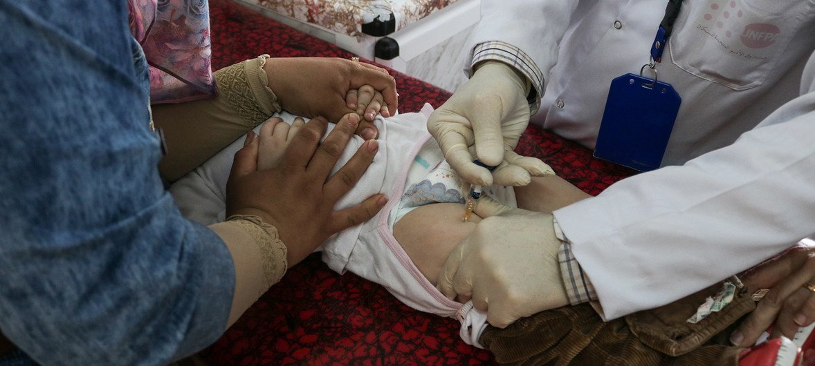 在伊拉克重镇摩苏尔西部的一家医疗救护中心内，医生正在给一名两岁的男童注射脊髓灰质炎疫苗。在伊拉克军队收复摩苏尔几个月之后，这家医疗中心便不得不在资金短缺的情况下超负荷运转。