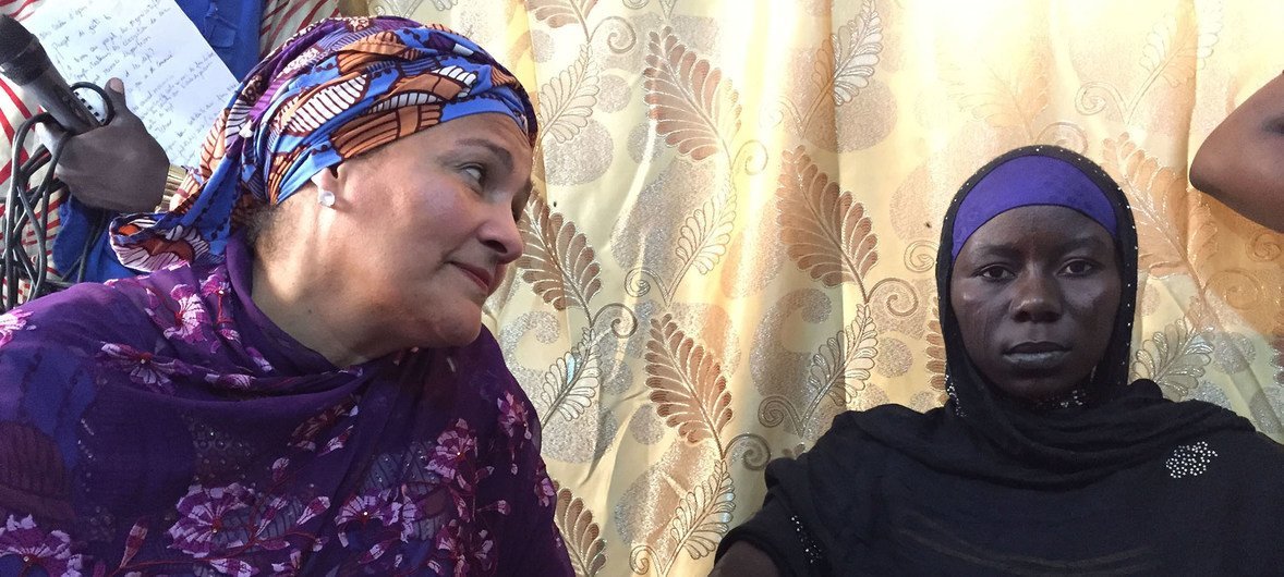 في بلدة بول بتشاد، نائبة الأمين العام أمينة محمد (يسار) مع حليمة ياكوي آدم التي نجت من عملية تفجير انتحاري لجماعة بوكو حرام.