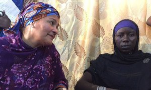 A Bol, au Tchad, la Vice-Secrétaire générale de l'ONU, Amina Mohammed (gauche), rencontre Halima Yakoy Adam, une femme qui a survécu à une mission-suicide de Boko Haram.