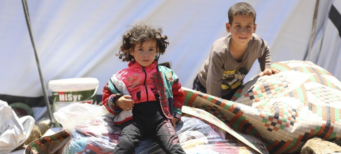أطفال يفرون مع عائلاتهم بسبب العنف في درعا