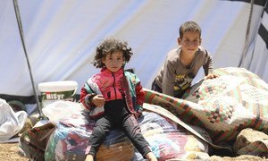 Des familles fuyant l'escalade des violences à Daraa installent des tentes à la frontière sud-ouest de la Syrie.