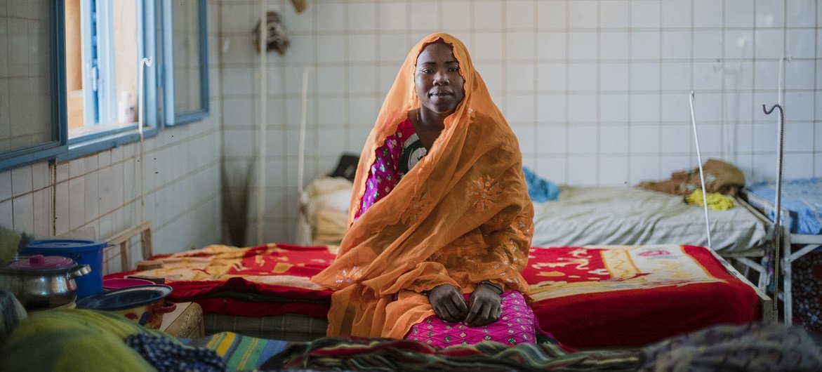 Kodi Moumdau, vingt-trois ans, se remet bien d'une opération de la fistule obstétricale qu'elle a subie au Centre national de référence de la fistule obstétricale, une établissement financé par l'UNFPA à Niamey, au Niger.