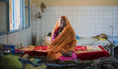 Kodi Moumdau, de 23 anos, está se recuperando da operação de fístula obstétrica em clínica financiada pelo Unfpa em Niamey, Níger