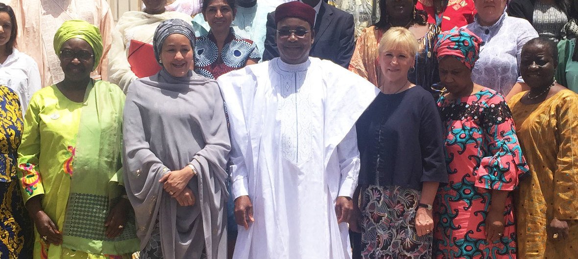 Rais Mahamadou Issoufu wa Niger (katikati) akikaribisha ujumbe wa UN na AU akiwemo Naibu Katibu wa UN Amina  Mohammed (kushoto) kwake na waziri wa mashauri ya nje wa Sweden Margot Wallsrom,(kulia)