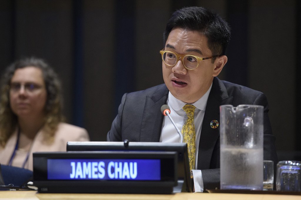 James Chau, ambassadeur de bonne volonté de l'OMS pour les objectifs de développement durable et la santé, prend la parole lors de la réunkion sur la prévention et le contrôle des maladies non transmissibles