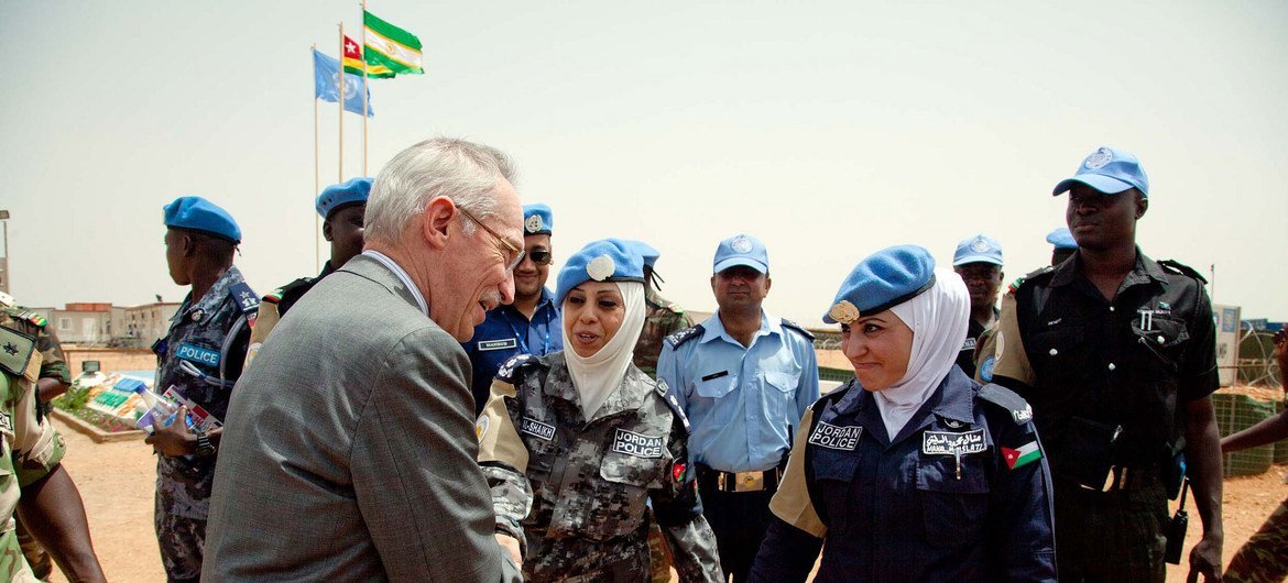 مساعد الأمين العام الأسبق لعمليات حفظ السلام إدموند موليه يحيي ضابطتي حفظ السلام من الأردن