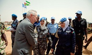 El subsecretario general de operaciones de mantenimiento de la paz, Edmond Mulet, saluda a dos policías jordanas durante su visita a de Operación Híbrida de la ONU y la Unión Africana en Darfur en junio de 2012. 
