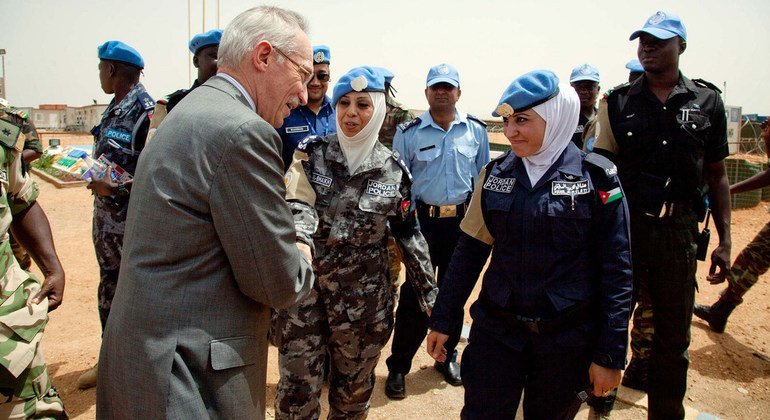 El subsecretario general de operaciones de mantenimiento de la paz, Edmond Mulet, saluda a dos policías jordanas durante su visita a de Operación Híbrida de la ONU y la Unión Africana en Darfur en junio de 2012. 