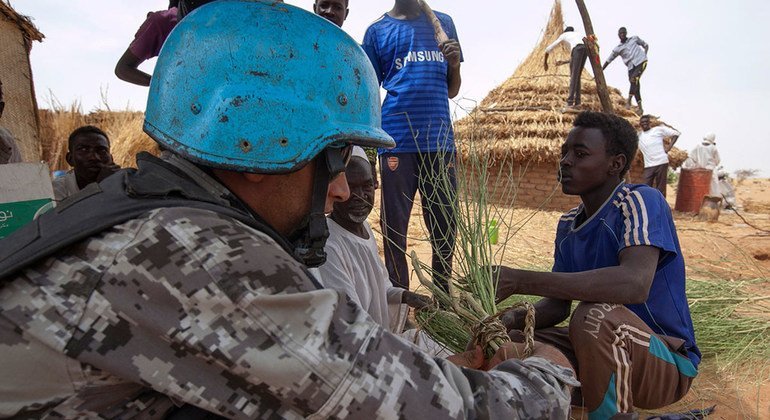 Aquí se ve a un miembro jordano de la UNAMID mientras patrulla el campamento de Zam Zam, en 2015. 