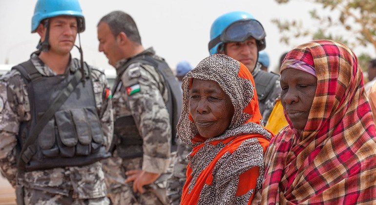 Miembros jordanos de la UNAMID en el campamento de Zam Zam para desplazados internos en 2015.