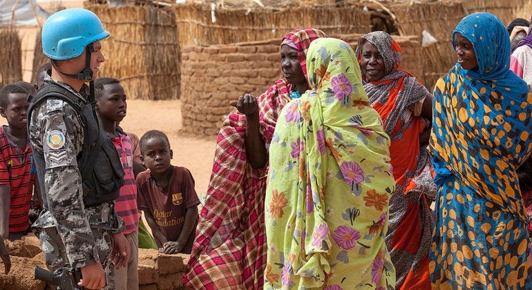 A Jordanian officer with UNAMID in discussions with residents of the Zam Zam camp for IDPs in 2015.