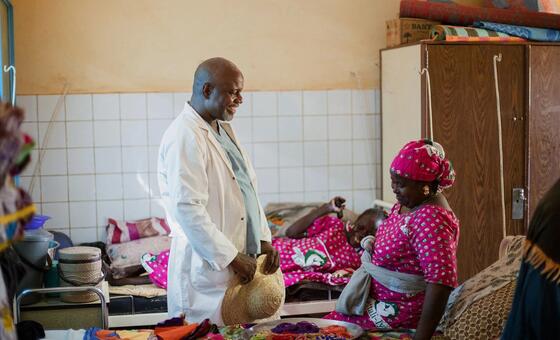 Dk Abdoulaye Idrissa akizungumza na mgonjwa katika Kituo cha Kitaifa cha Fistula huko Niamey, Niger.