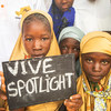 Des fillettes du village de Danja, au Niger, tiennent une pancarte de soutien à l'initiative Spotlight, un fonds de l'Union européenne et des Nations unies qui soutient les objectifs de développement durable.