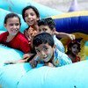 مجموعة من الأطفال التابعين للاتحاد العام للأشخاص ذوي الإعاقة في خان يونس يستمتعون باللعب في أحد مواقع أسابيع المرح الصيفية التابعة للأونروا. 