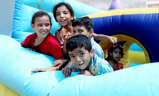 Grupo de crianças em campo de verão da Unrwa. 