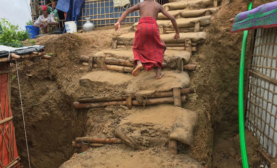 Menino rohingya num dos assentamentos em Cox's Bazar ameaçados pelas chuvas. 