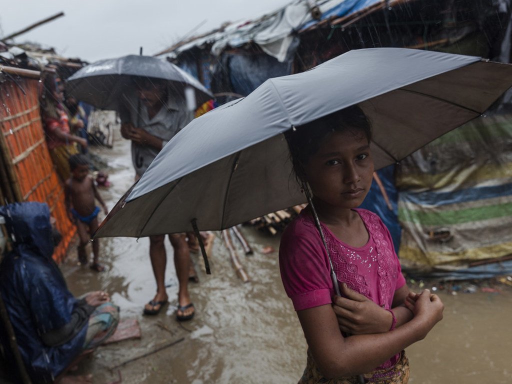 孟加拉国考克斯巴扎难民营，一个罗兴亚难民女孩站在瓢泼大雨中。