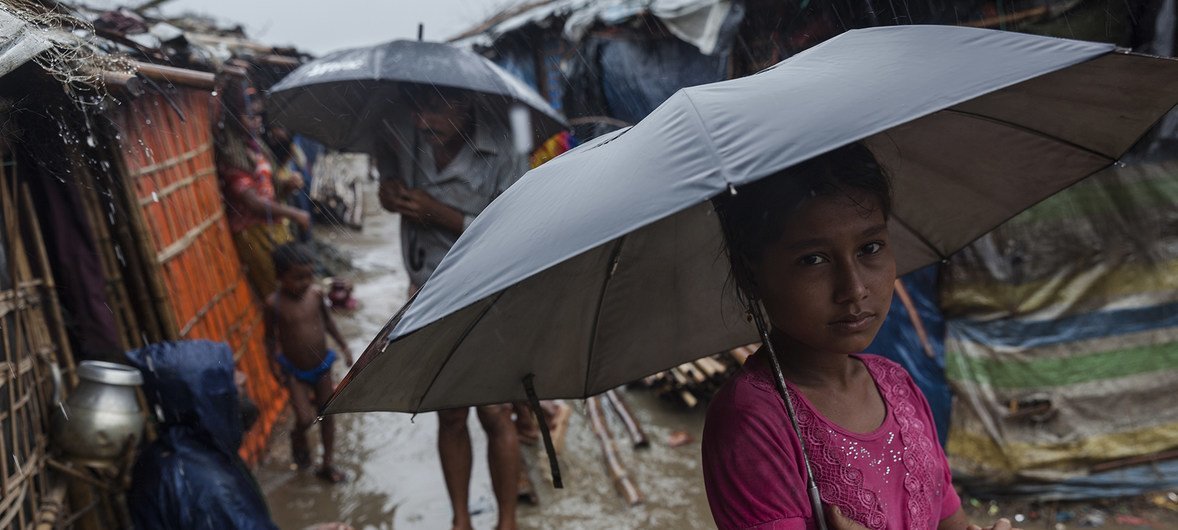 Une jeune fille rohingya debout sous une pluie battante dans le camp de réfugiés de Shamlapur, à Cox's Bazar, au Bangladesh