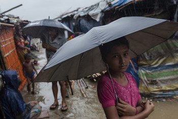 孟加拉国考克斯巴扎难民营，一个罗兴亚难民女孩站在瓢泼大雨中。