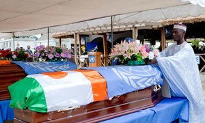 Mamadou Youba Diallo, ministre de l'Enseignement supérieur du Niger, dépose une couronne sur un cercueil d'un soldat de la paix tombé lors d’une cérémonie en hommage à sept soldats de la paix nigériens tués en Côte d'Ivoire en juin 2012.