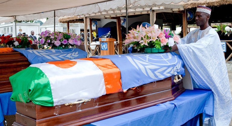 Mamadou Youba Diallo, Minister of Higher Education and Scientific Research of Niger, lays a wreath on a casket of a fallen peacekeeper at the memorial ceremony for seven Nigerien peacekeepers killed in Côte d'Ivoire in June 2012.