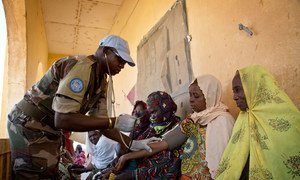 Un infirmier du contingent nigérien de la Mission des Nations Unies au Mali (MINUSMA) fournit des soins médicaux gratuits à Gao, en mai 2014. 