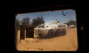 Des transports de troupes blindés (APC) du contingent du Niger servant au sein de la MINUSMA, au Mali, escortent un convoi.
