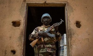 Un soldat de la paix appartenant au contingent nigérien lors d'une visite à Ménaka, dans l'est du Mali, en février 2015. 