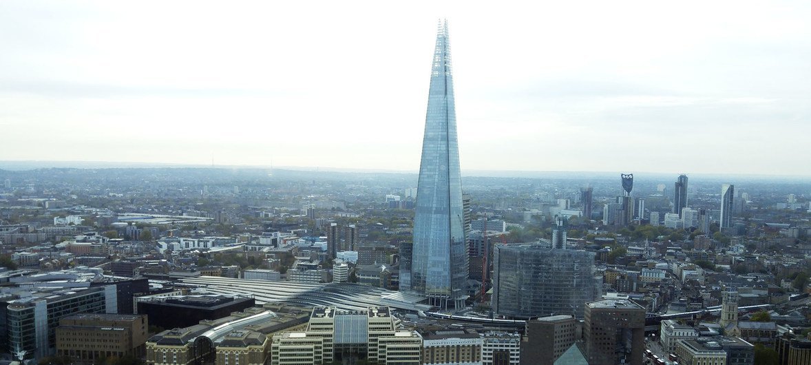 Vista de la torre Shard en Londres, desde el río Támesis