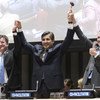Председатель 72-ой сессии Генассамблеи ООН Мирослав Лайчак, постпред Мексики при ООН Хуан Хосе Гомес Камачо и постпред Швейцарии при ООН Юрг Лаубер (слева направо) приветствуют согласование Глобального договора