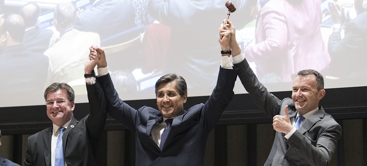 第72届联大主席莱恰克（左）与墨西哥及瑞士常驻联合国代表共同庆祝《安全、有序和正常移民全球契约》文本最终定稿。