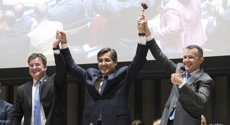 El presidente de la Asamblea General, Miroslav Lajčák,junto al embajador de México, Juan José Gómez Camacho y el de Suiza Jürg Lauber celebran el acuerdo del Pacto Mundial para la Migración el 13 de julio de 2018 en Nueva York