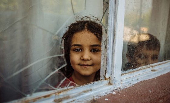 Niños sirios en uno de los hogares que reciben ayuda para comprar alimentos