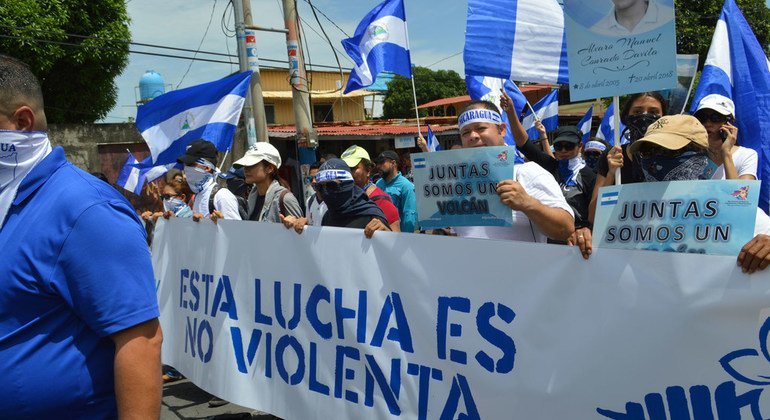 Manifestantes en Managua participan en una marcha para pedir el fin de la violencia en Nicaragua