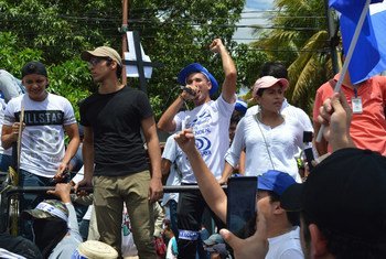 尼加拉瓜的抗议者参加游行，要求制止肆虐的暴力行为。