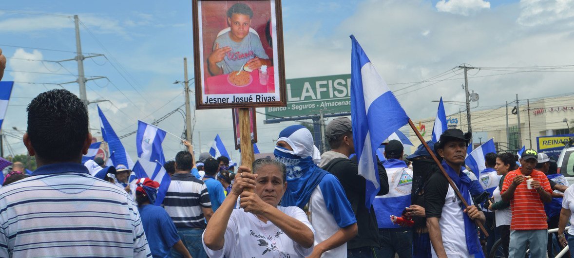 尼加拉瓜首都马那瓜，民众参加游行要求终止暴力。