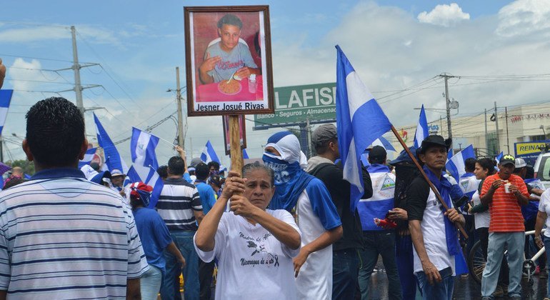 ARCHIVO: Manifestantes en Managua participan en una marcha en 2018 para pedir el fin de la violencia en Nicaragua.