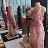 在联合国机构支持的一个展览中，设计师用木质纤维制成的纺织品来设计时装。 