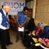孟加拉国考克斯巴扎难民营，国际移民组织总干事斯温在一家由该组织支持的医务所内看望刚刚成为母亲的罗兴亚难民和当地居民。