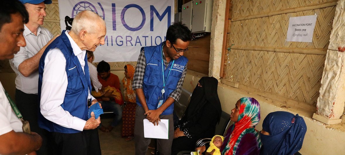 IOM Director General Ambassador William Lacy Swing meets new mothers from the Rohingya refugee and local communities who recently gave birth at an IOM medical facility in the world’s biggest refugee settlement, Cox’s Bazar, Bangladesh.