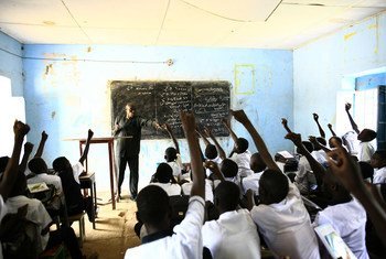 عبد الكريم إدريس أثناء إلقاء الدرس في أحد الفصول الدراسية في دارفور 