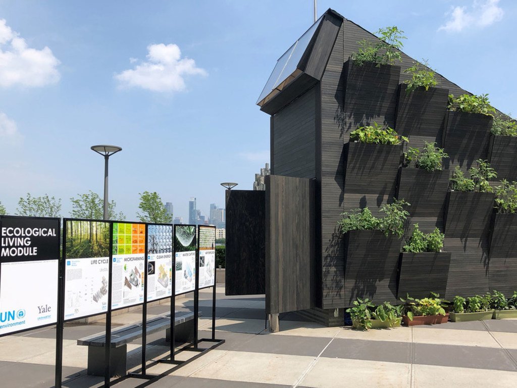ONU Environment et le module de vie écologique de l'Université de Yale; une petite maison durable exposée au siège des Nations Unies à New York.