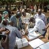Photo d’archives sur la distribution des cartes électorales lors des dernières élections présidentielles de juillet 2018 au Mali.