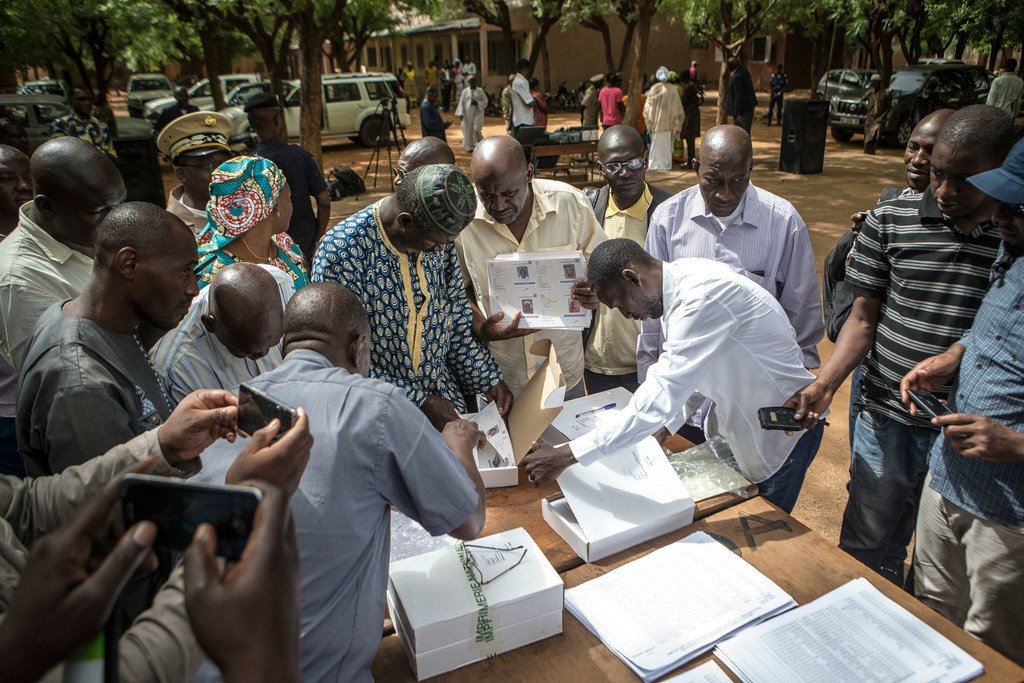 Photo d’archives sur la distribution des cartes électorales lors des dernières élections présidentielles de juillet 2018 au Mali.