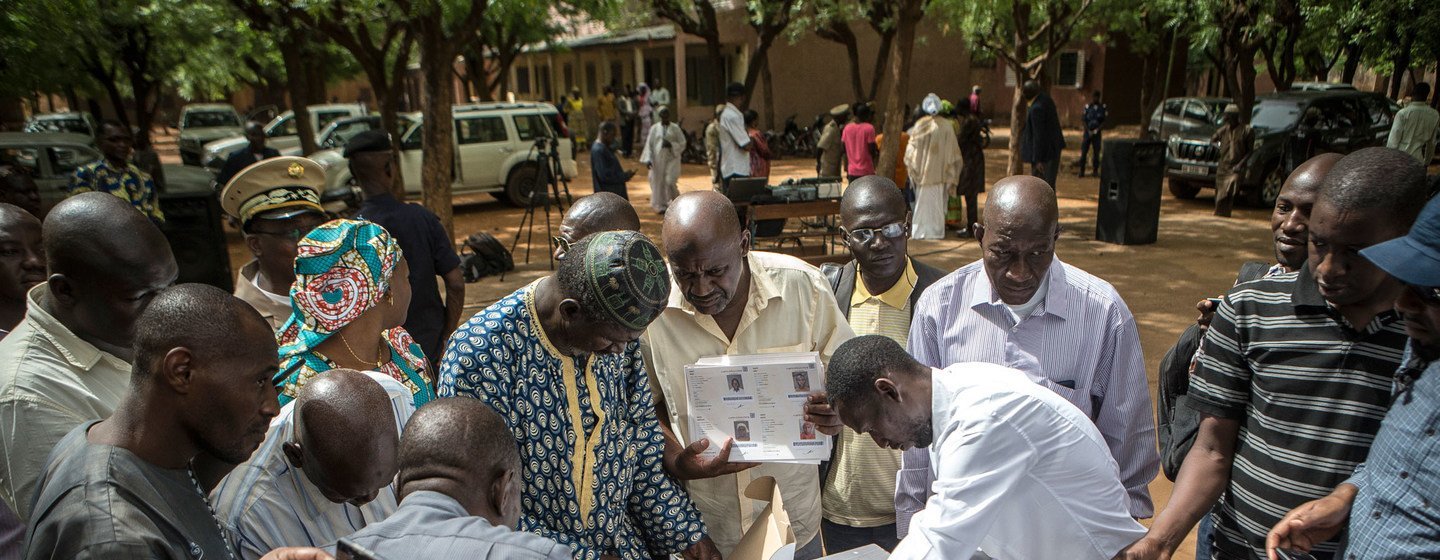 Photo d’archives sur la distribution des cartes électorales lors des dernières élections présidentielles de juillet 2018 au Mali.