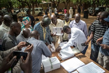 Photo d’archives sur la distribution des cartes électorales lors des dernières élections présidentielles de juillet 2018 au Mali.