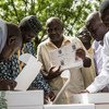 Préparation des cartes de vote pour l'élection présidentielle du 29 juillet 2018 au Mali. 